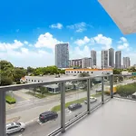 Modern Central 2-Bedroom 2-Bathroom Pool Parking
