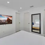 Miami Villa - Pool & Hot Tub Escape