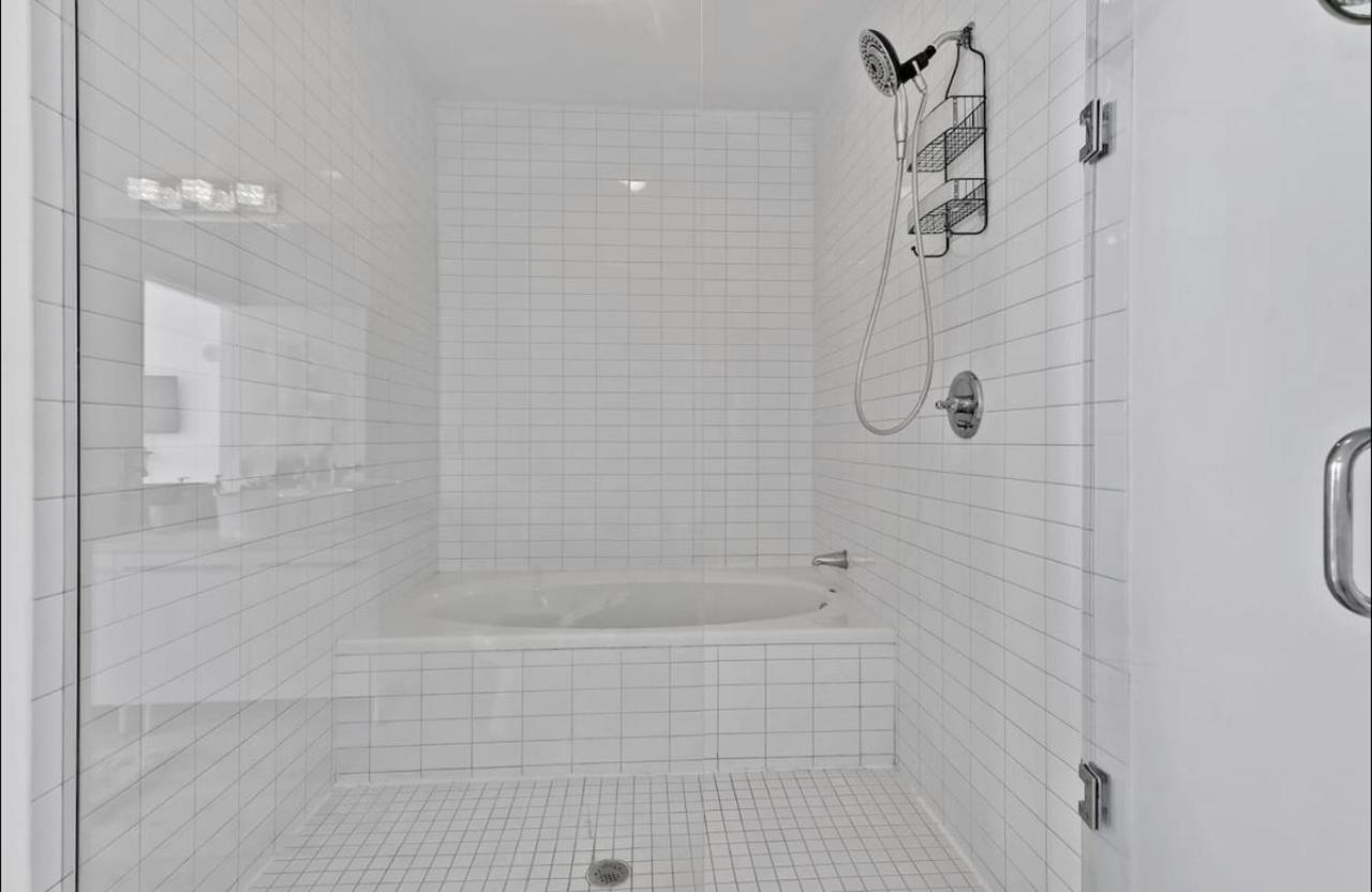 Highrise With The Best Location Apartment *