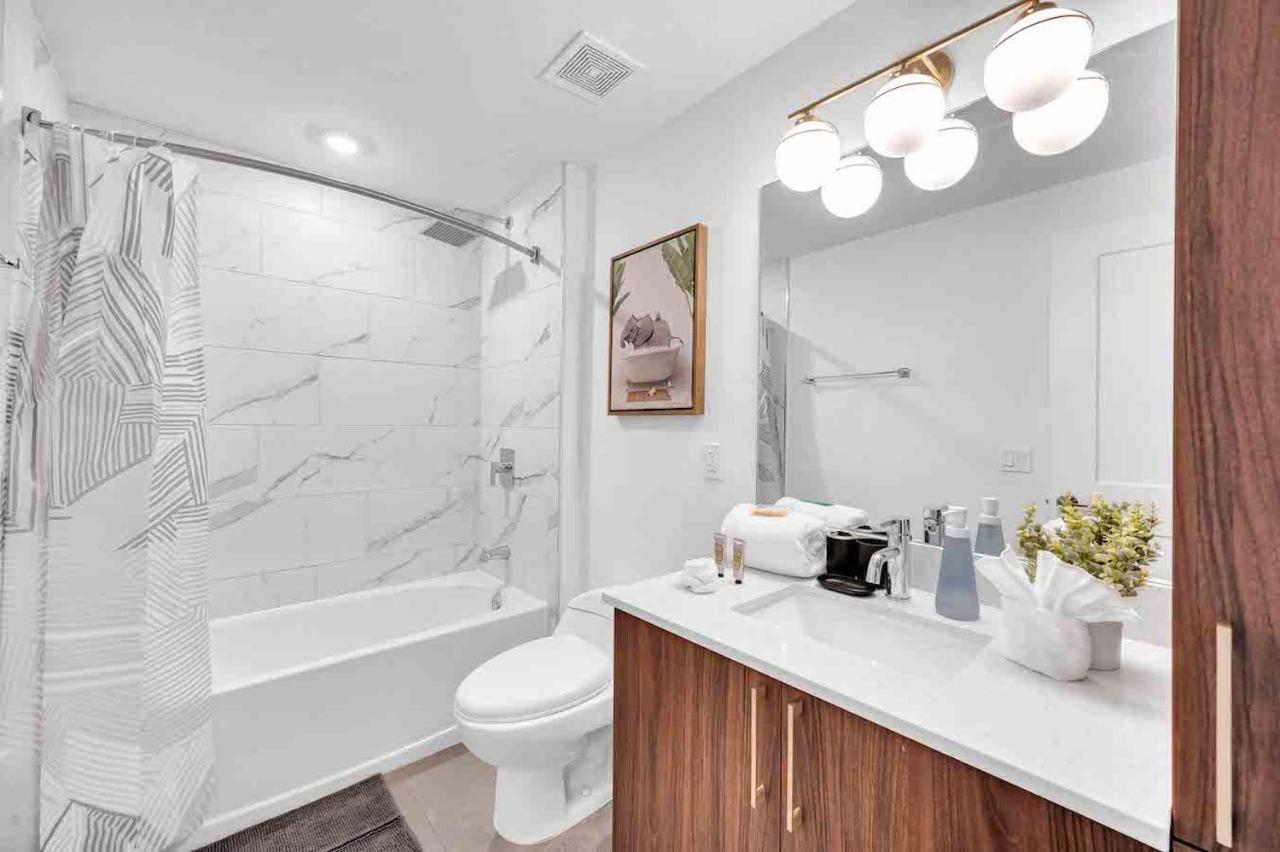 Charming In The Heart Of Downtown With Free Parking Apartment