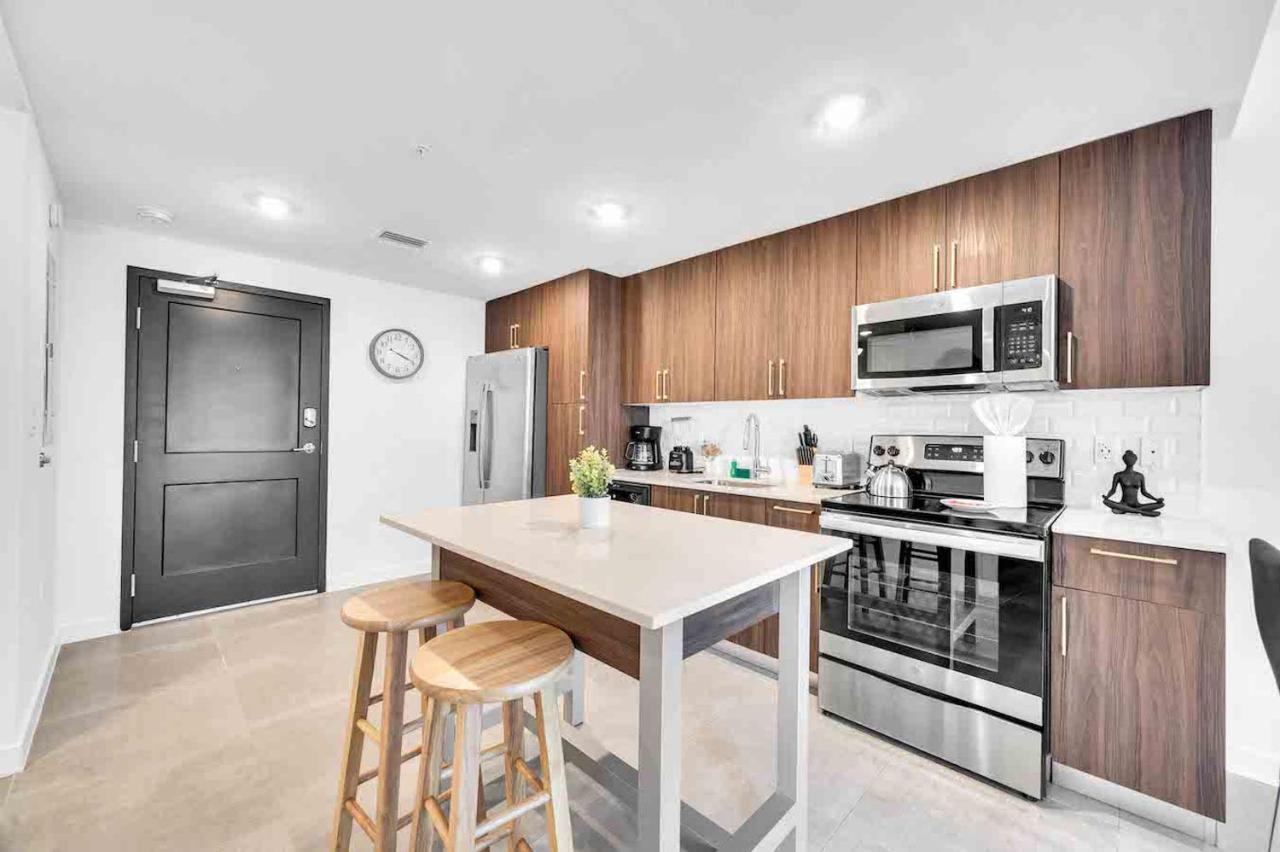 Charming In The Heart Of Downtown With Free Parking Apartment *
