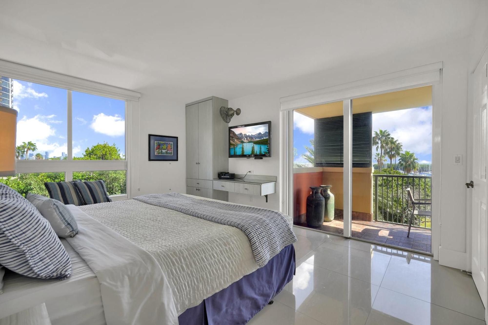 Gorgeous Spacious 2bed 2bath Bayview In Grove *