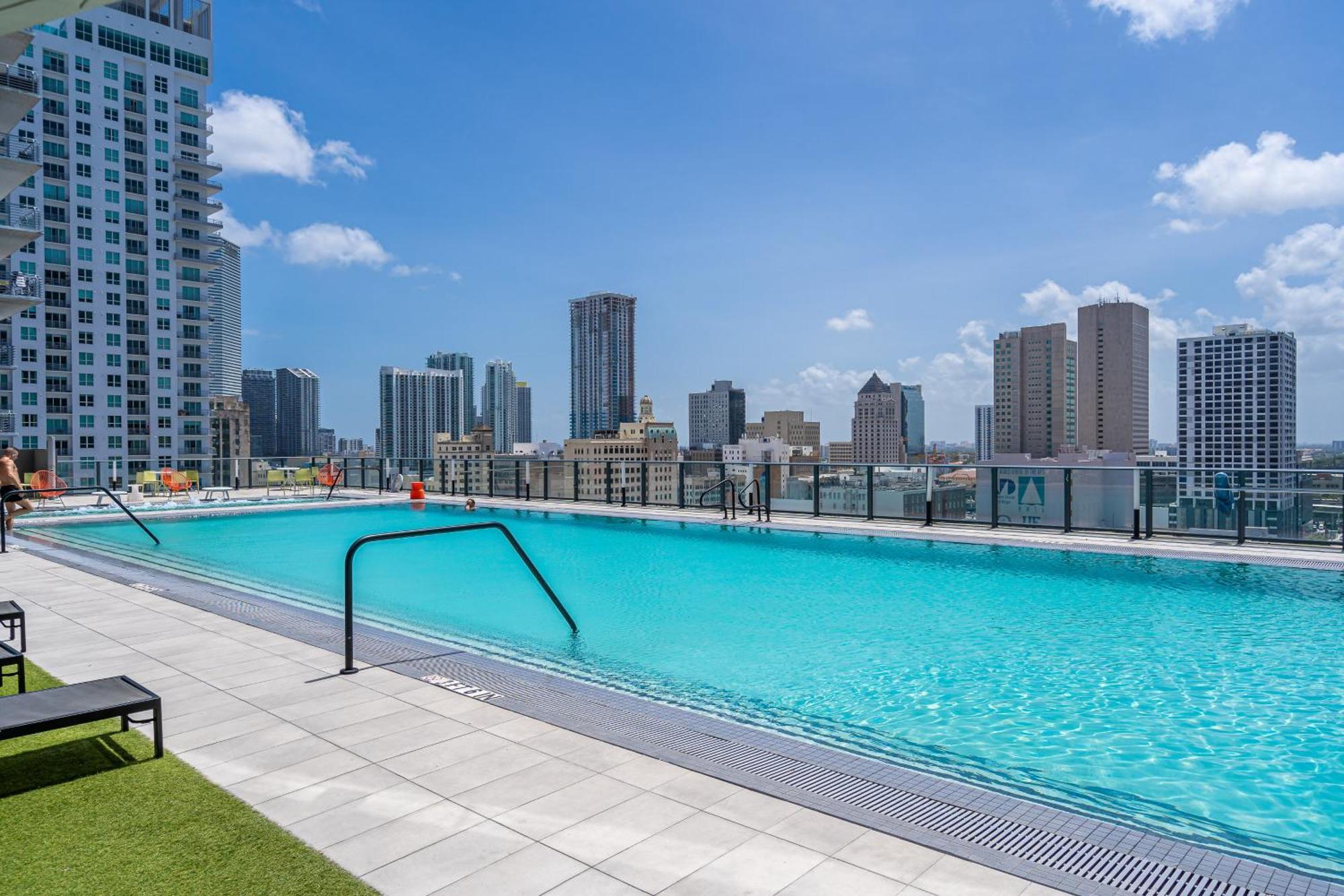 Exceptional In The Heart On Downtown Apartment