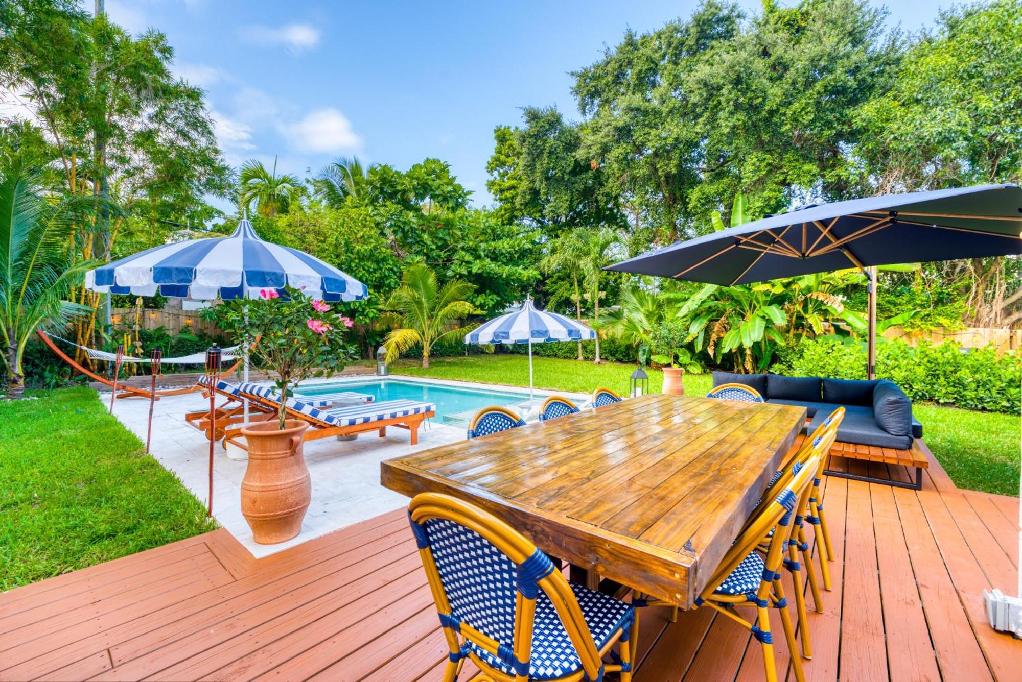 Stunning Historic With Jacuzzi Heated Pool And Style Backyard Villa