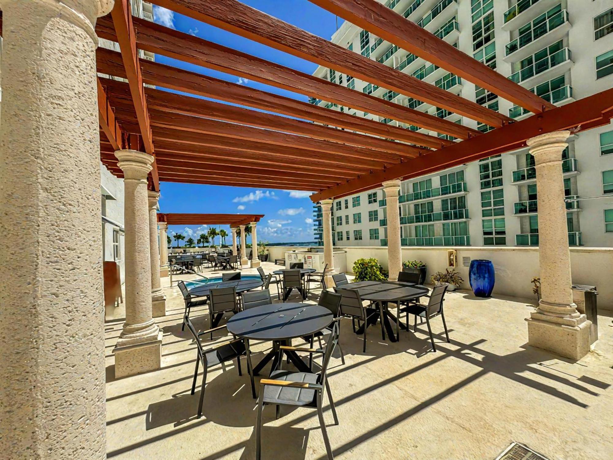 Apartment Elegant Centric Vibrant Pool Jacuzzi Free Parking Miami