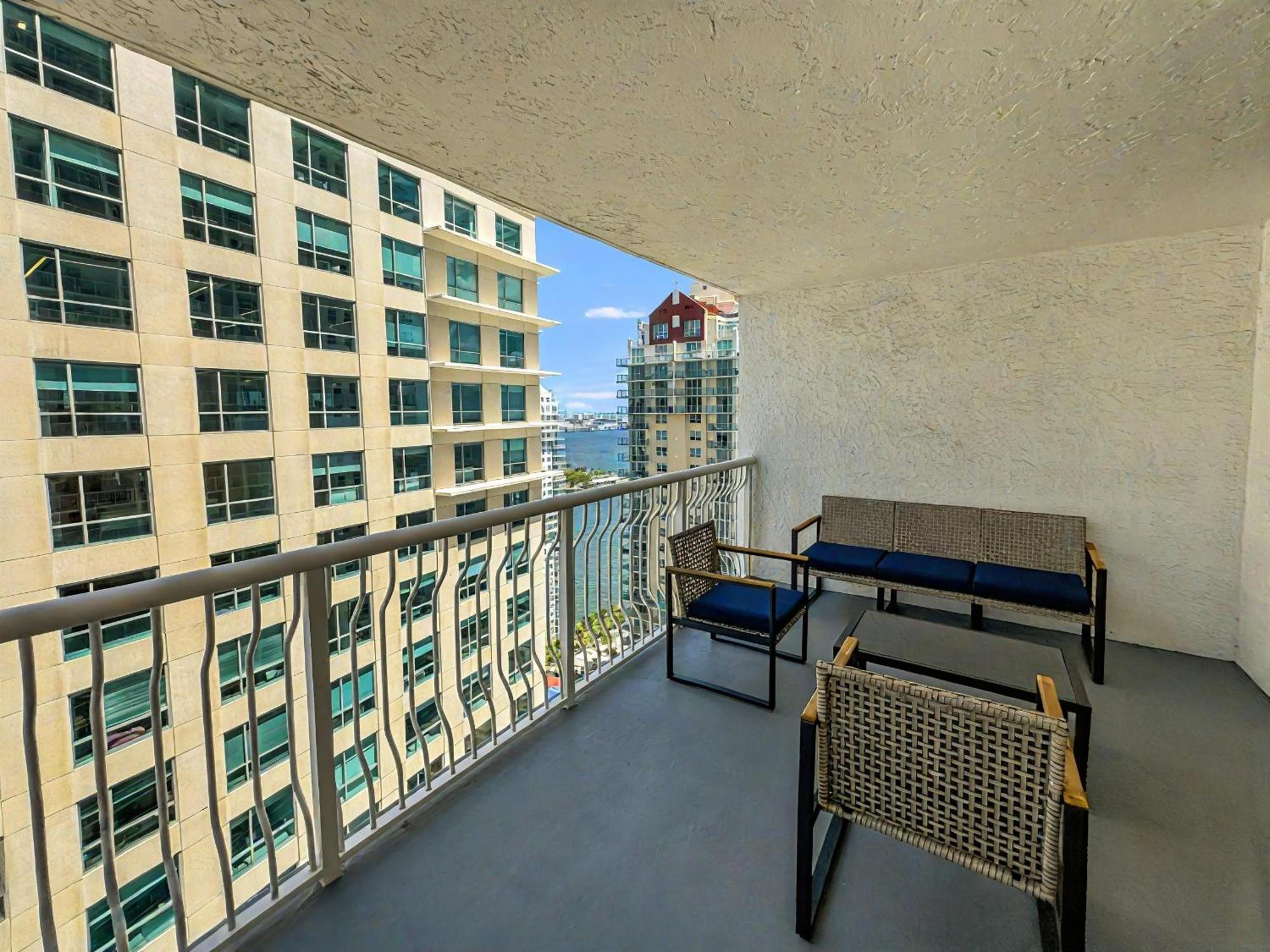 Elegant Centric Vibrant Pool Jacuzzi Free Parking Apartment