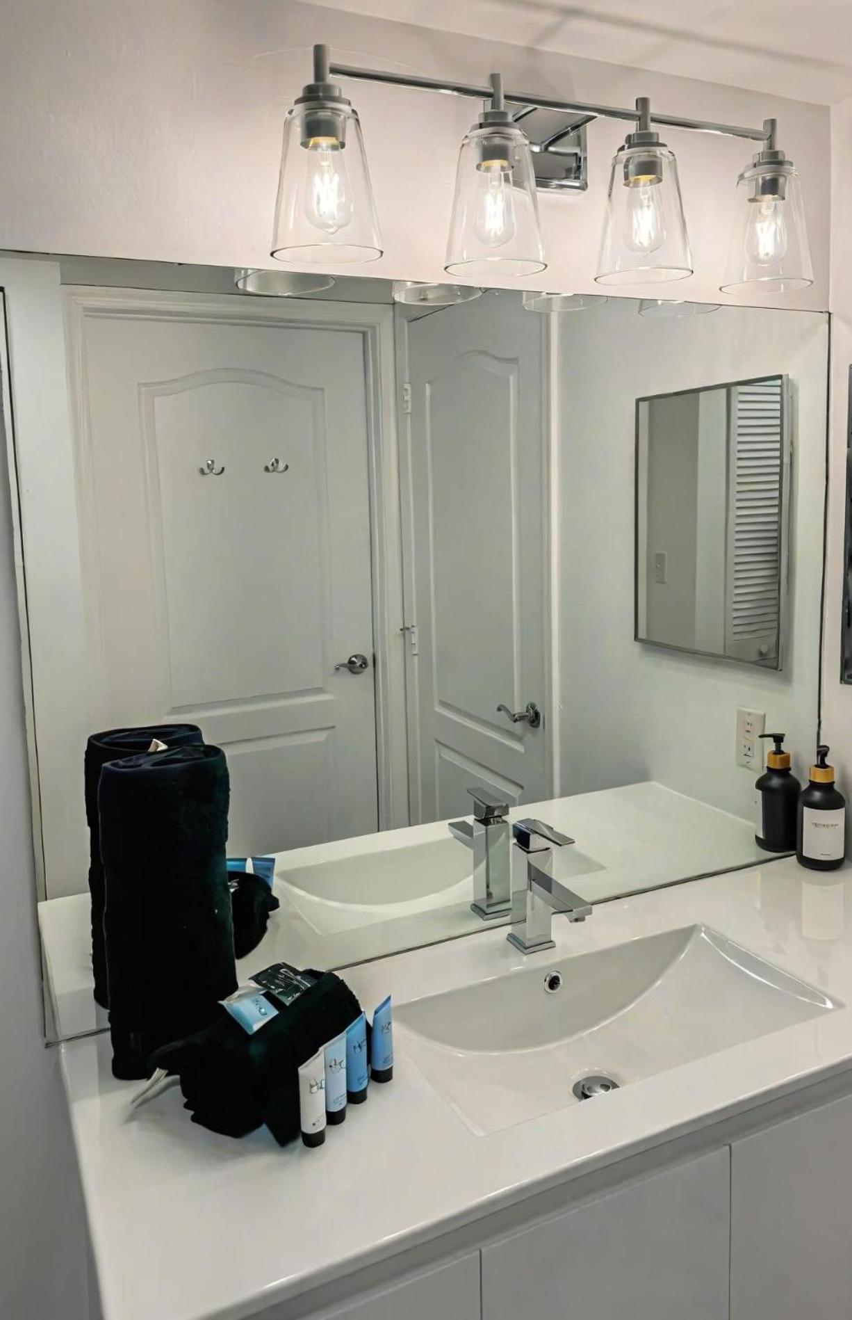 Apartment Elegant Centric Vibrant Pool Jacuzzi Free Parking