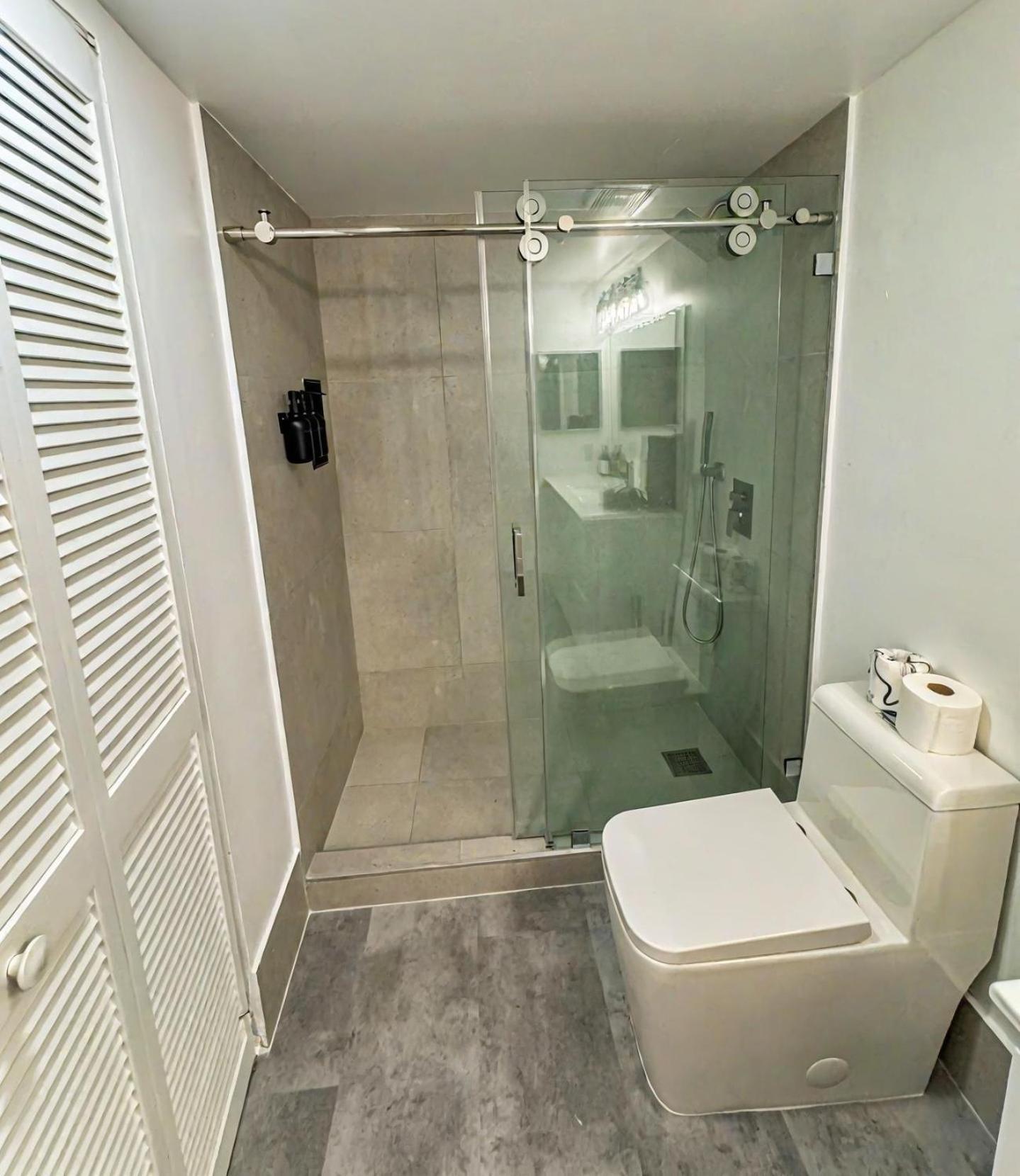Apartment Elegant Centric Vibrant Pool Jacuzzi Free Parking