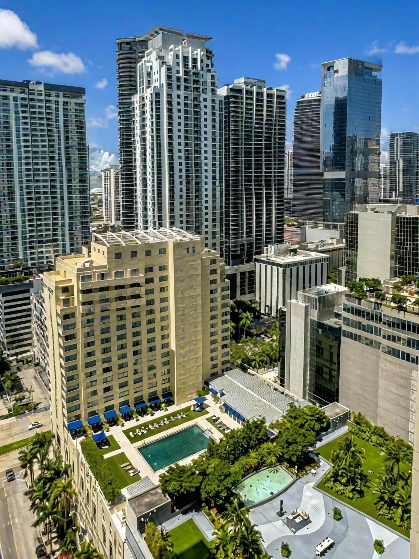 Apartment Elegant Centric Vibrant Pool Jacuzzi Free Parking *