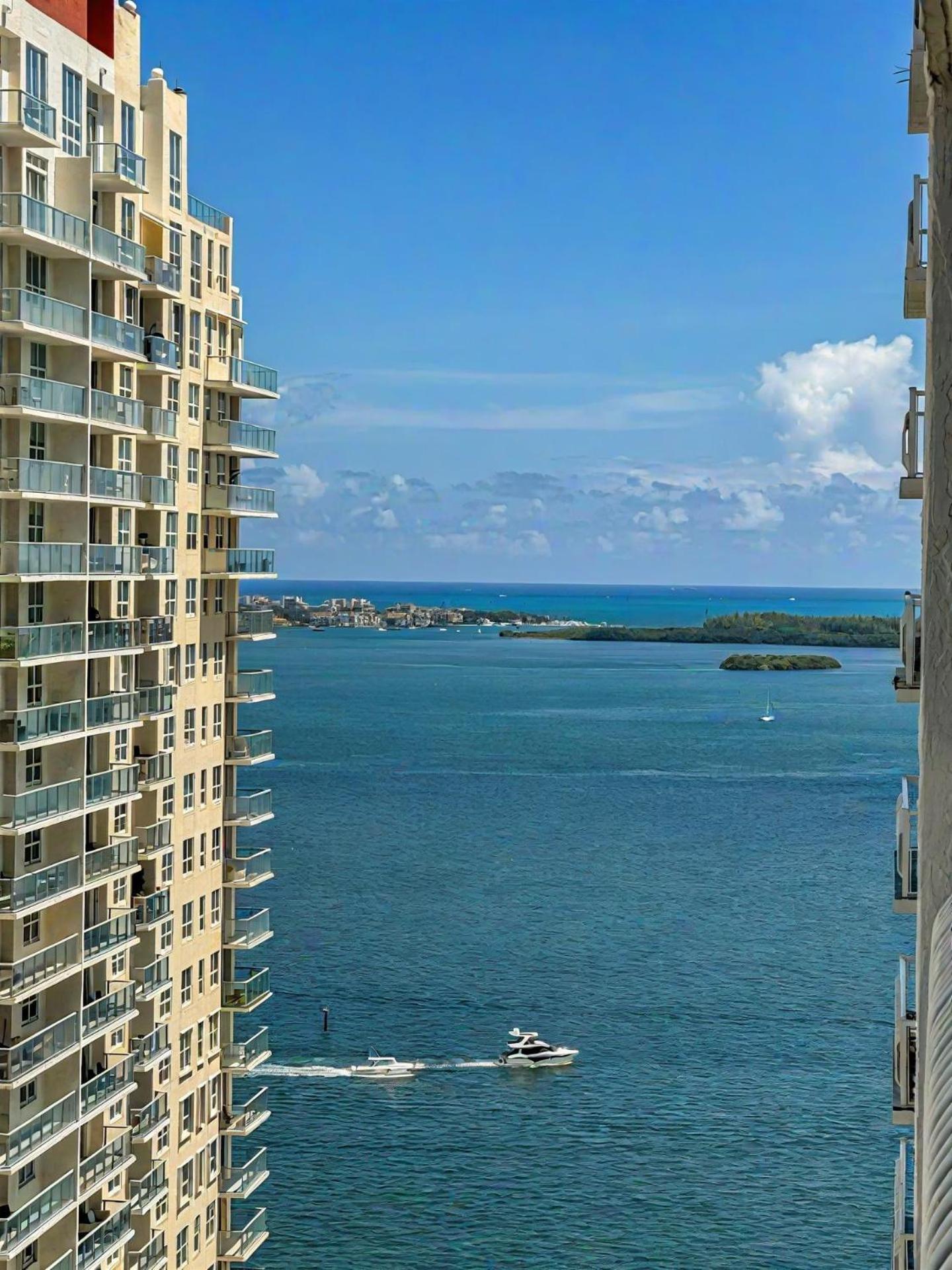Elegant Centric Vibrant Pool Jacuzzi Free Parking Apartment