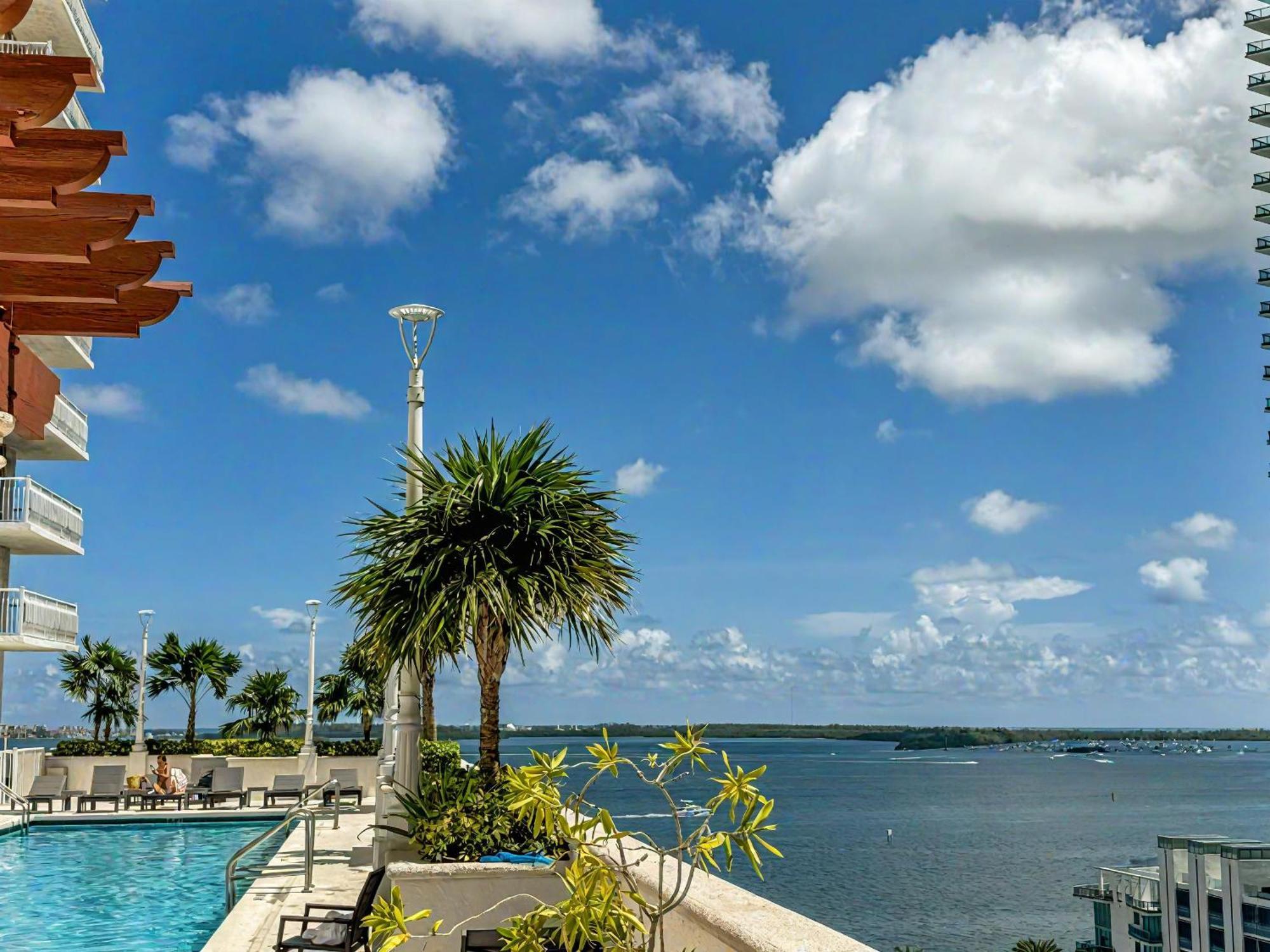 Elegant Centric Vibrant Pool Jacuzzi Free Parking Apartment *