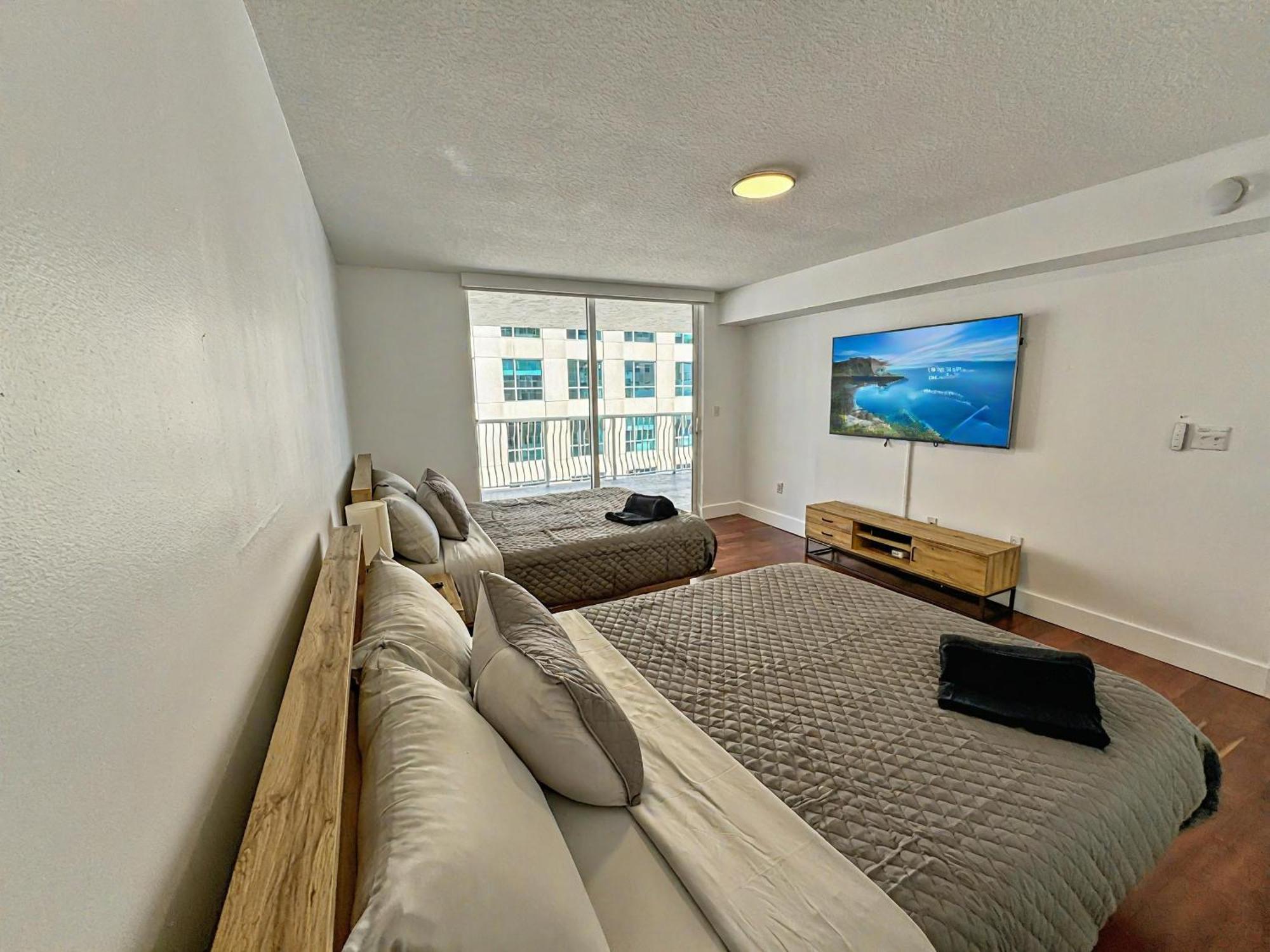 Elegant Centric Vibrant Pool Jacuzzi Free Parking Apartment *