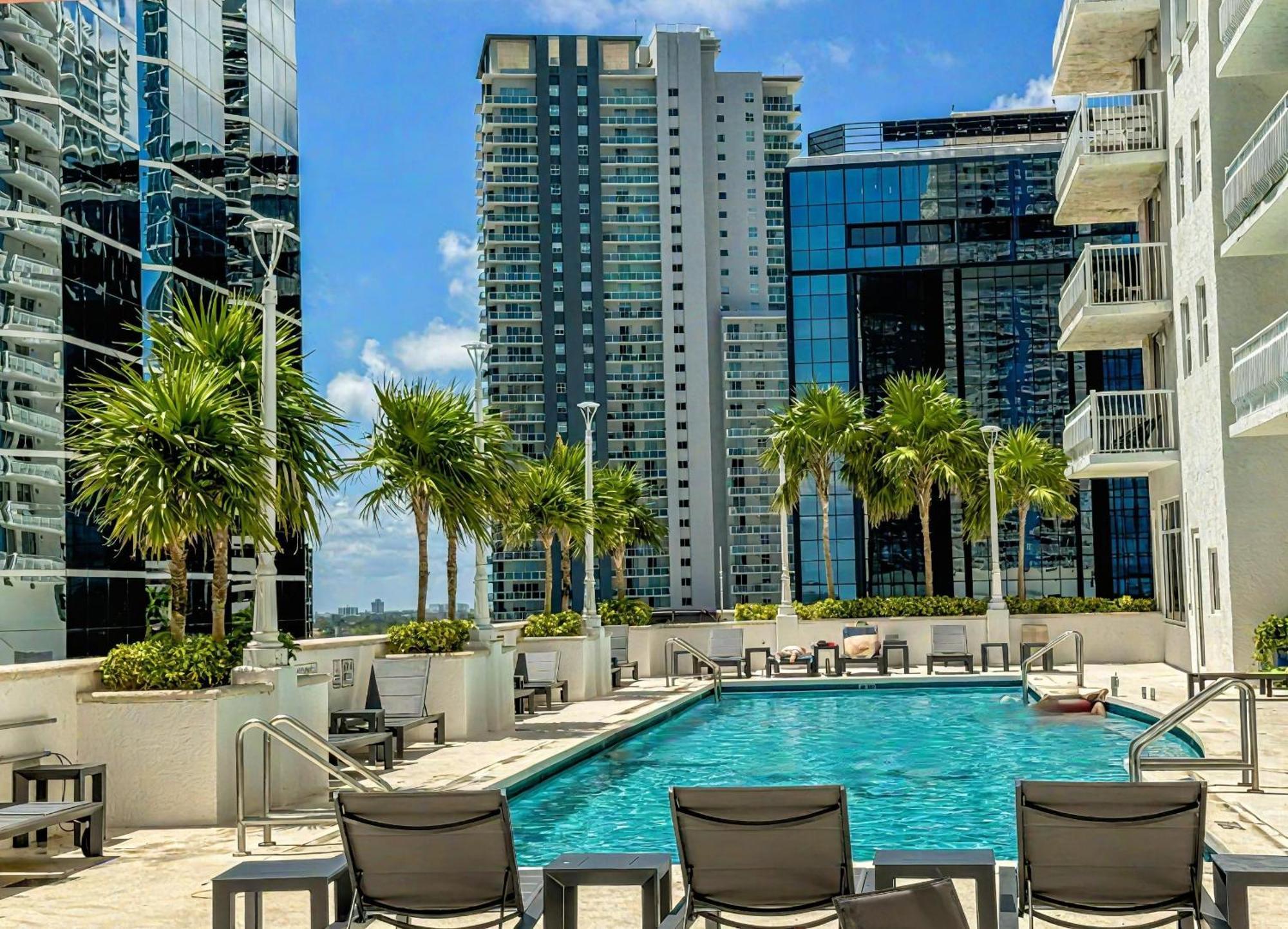 Elegant Centric Vibrant Pool Jacuzzi Free Parking *