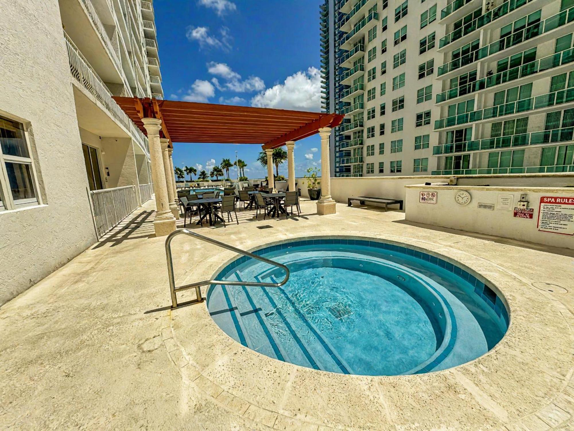 Apartment Elegant Centric Vibrant Pool Jacuzzi Free Parking