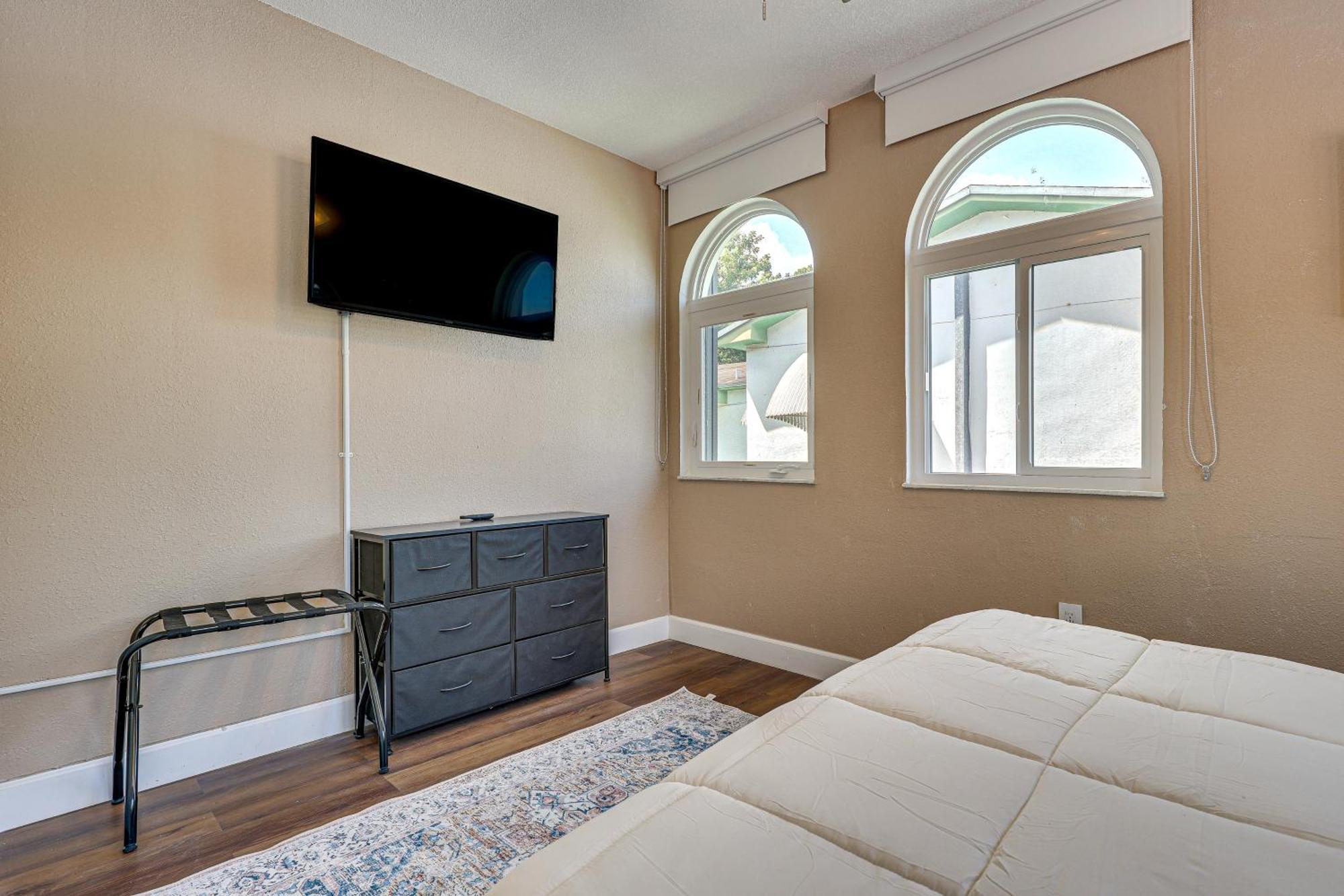 11 Mi To South With Screened Porch! Holiday home Miami