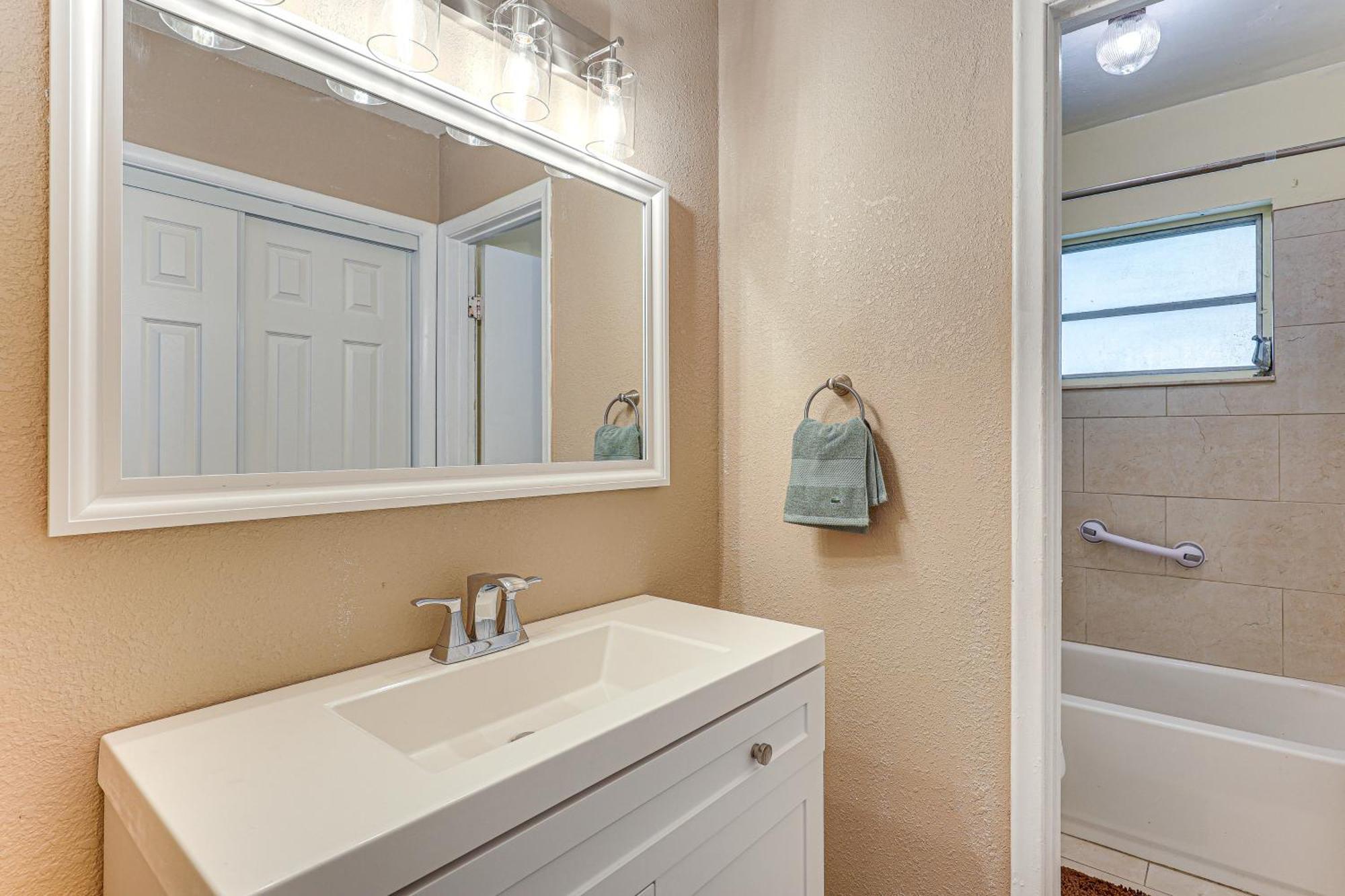 11 Mi To South With Screened Porch! * Miami