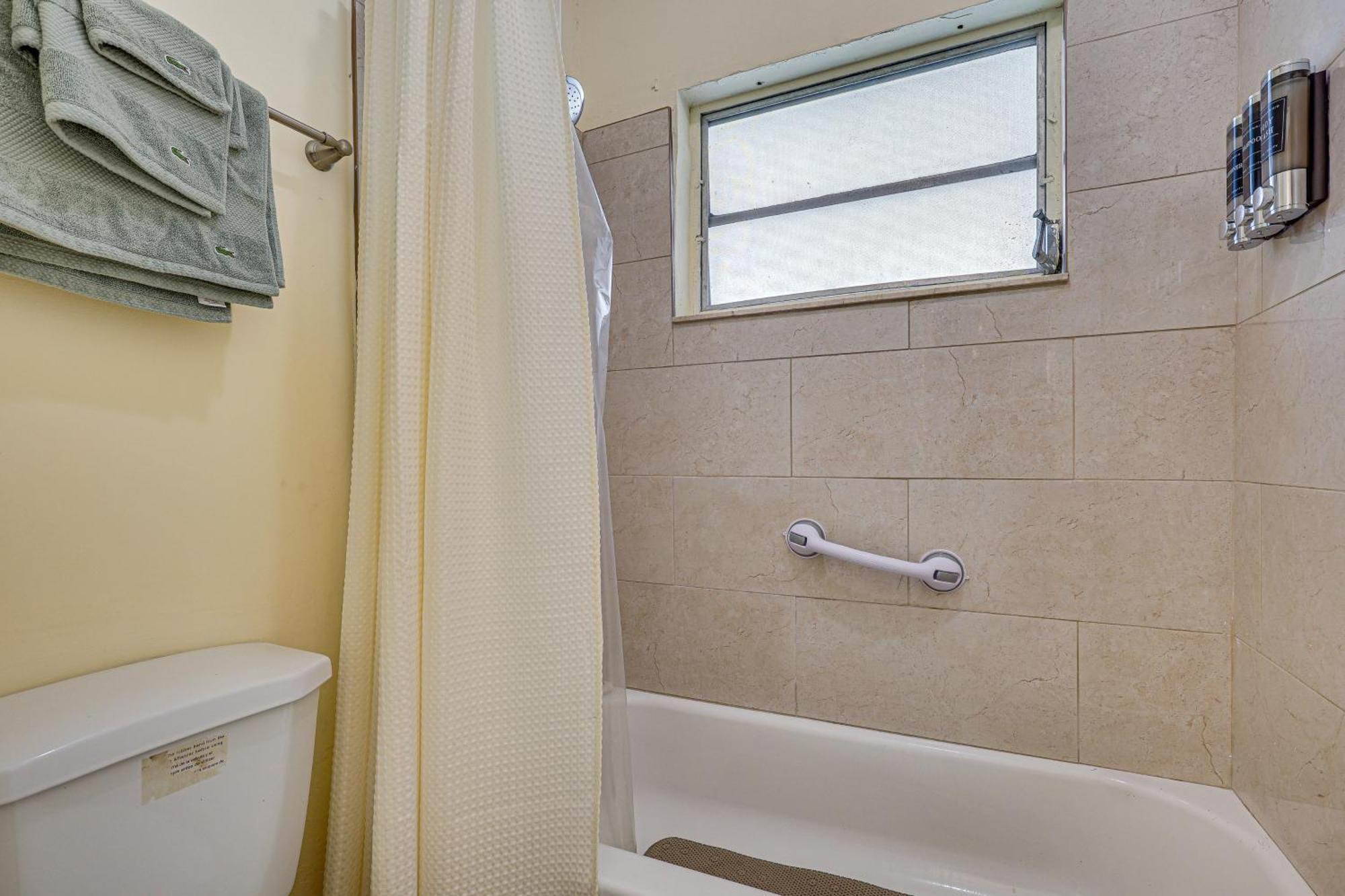 11 Mi To South With Screened Porch! Miami