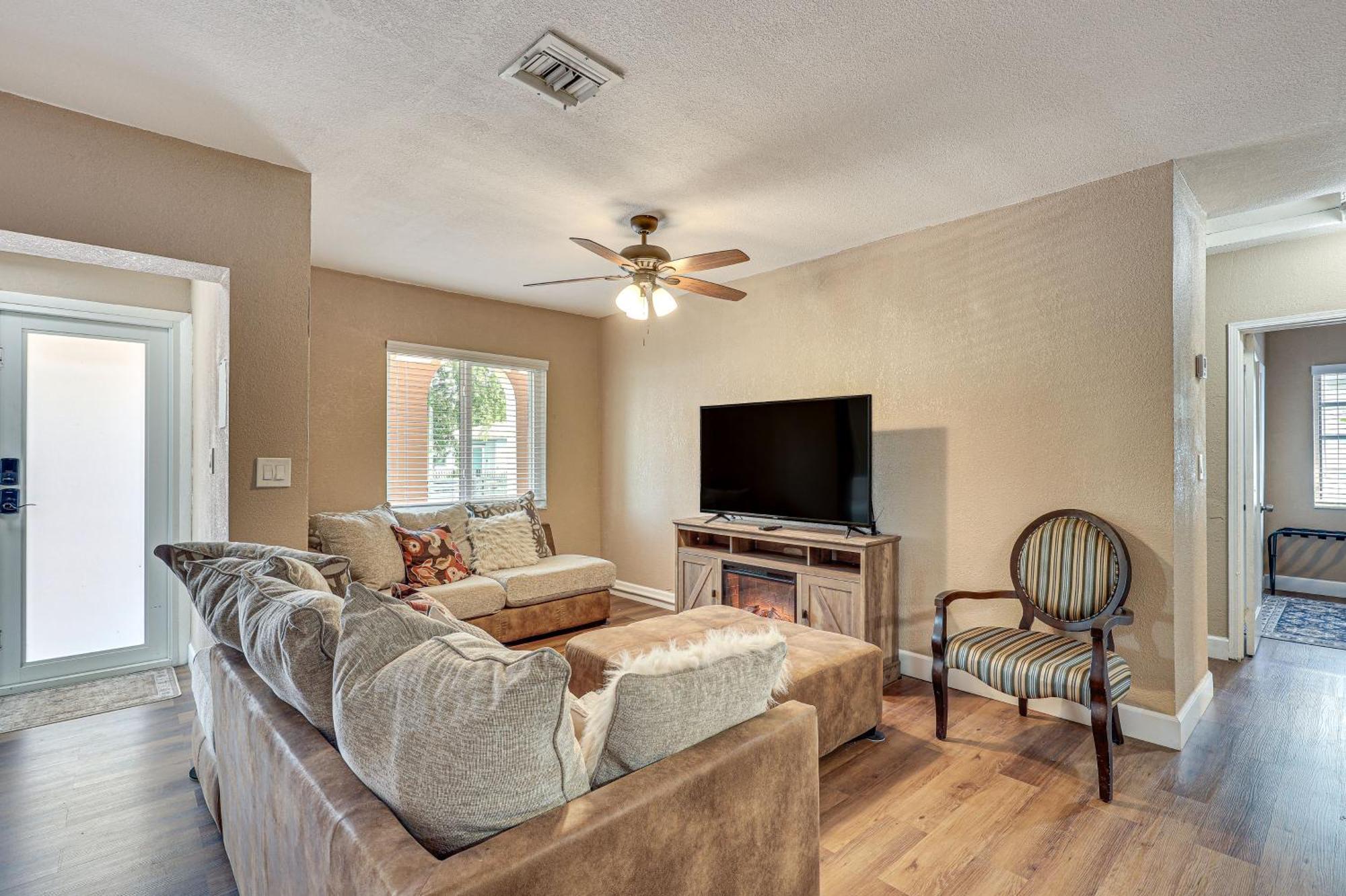 11 Mi To South With Screened Porch! Miami