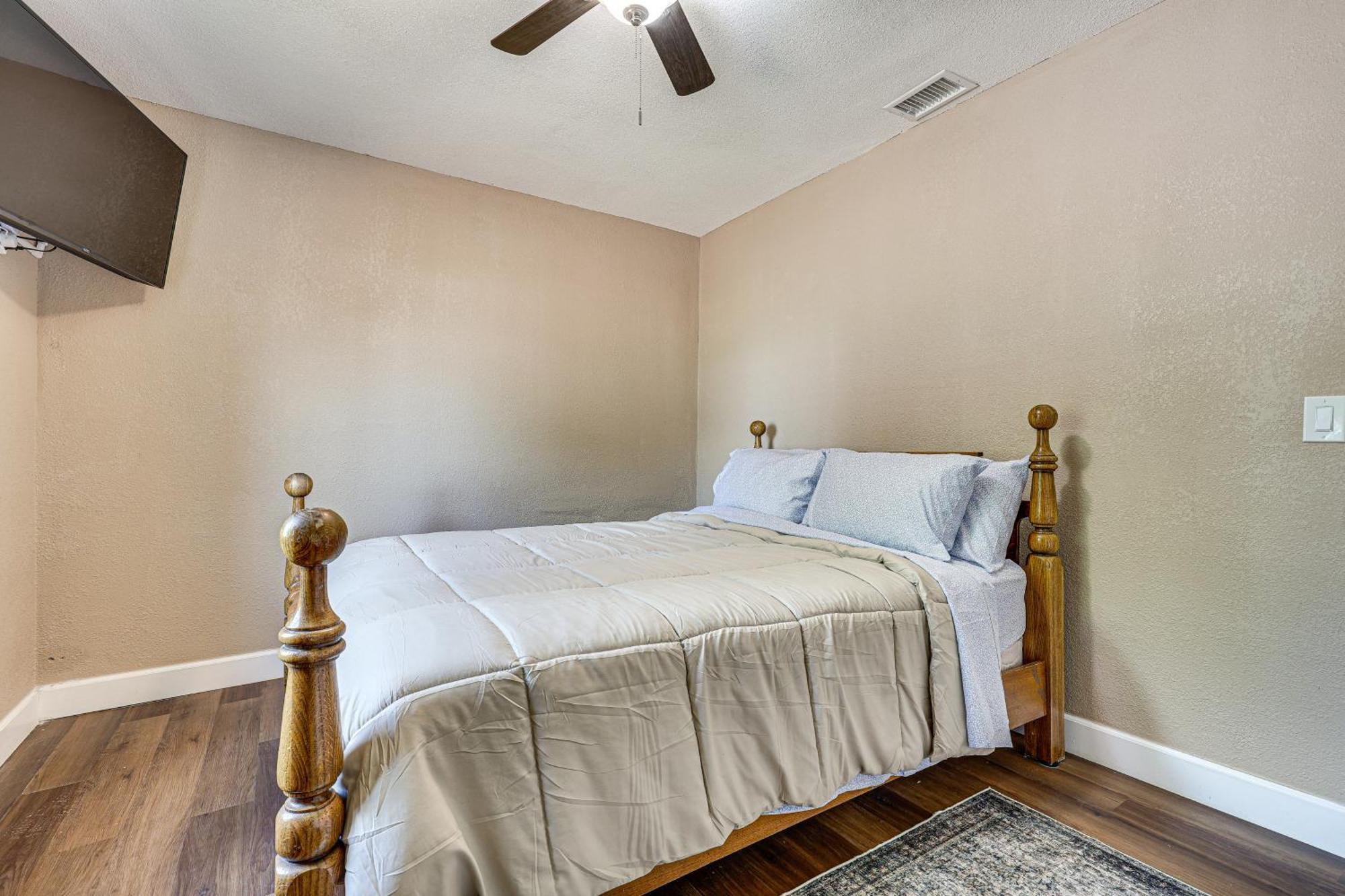 11 Mi To South With Screened Porch! Holiday home