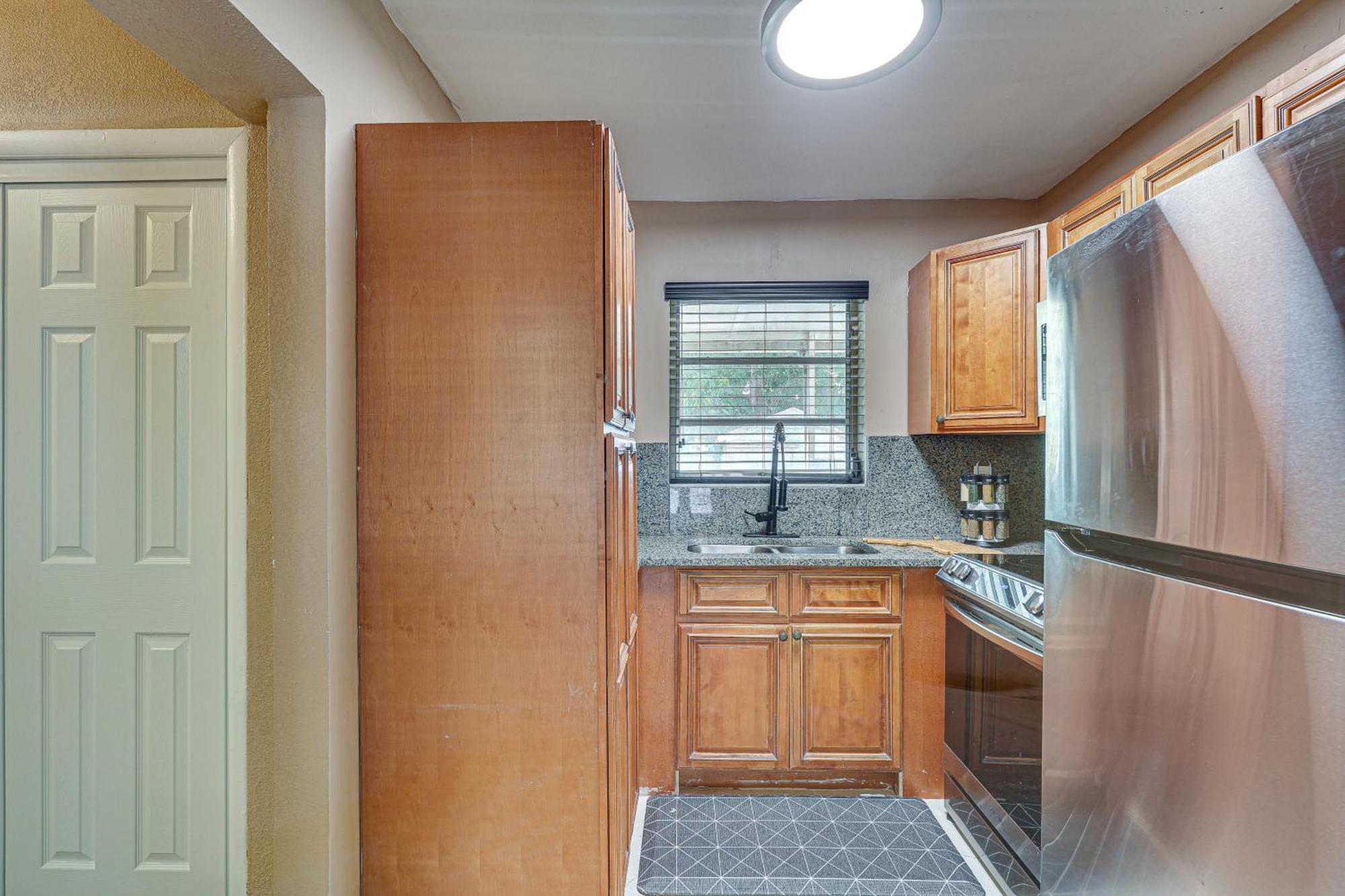 11 Mi To South With Screened Porch! Miami