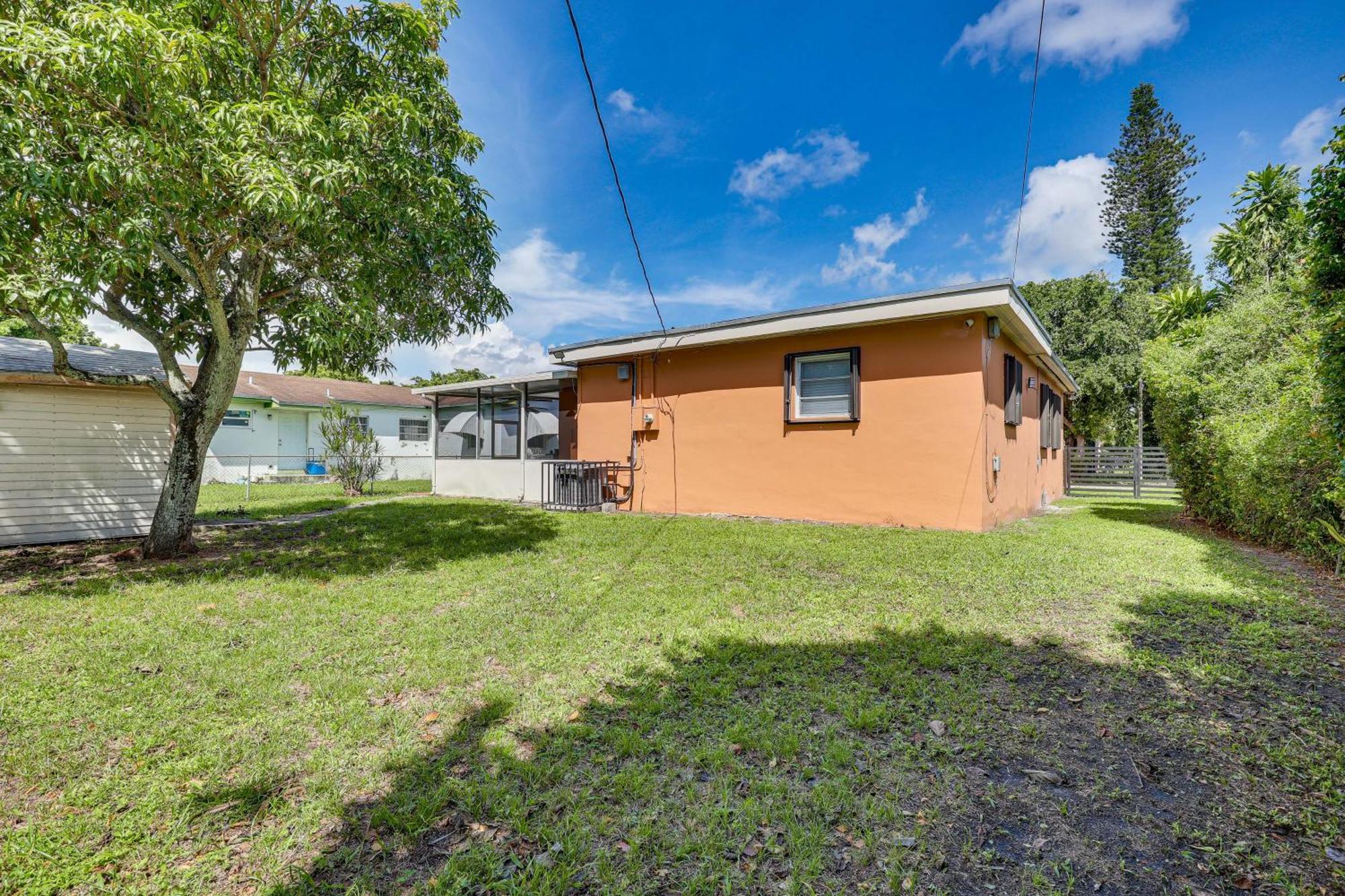 11 Mi To South With Screened Porch! * Miami