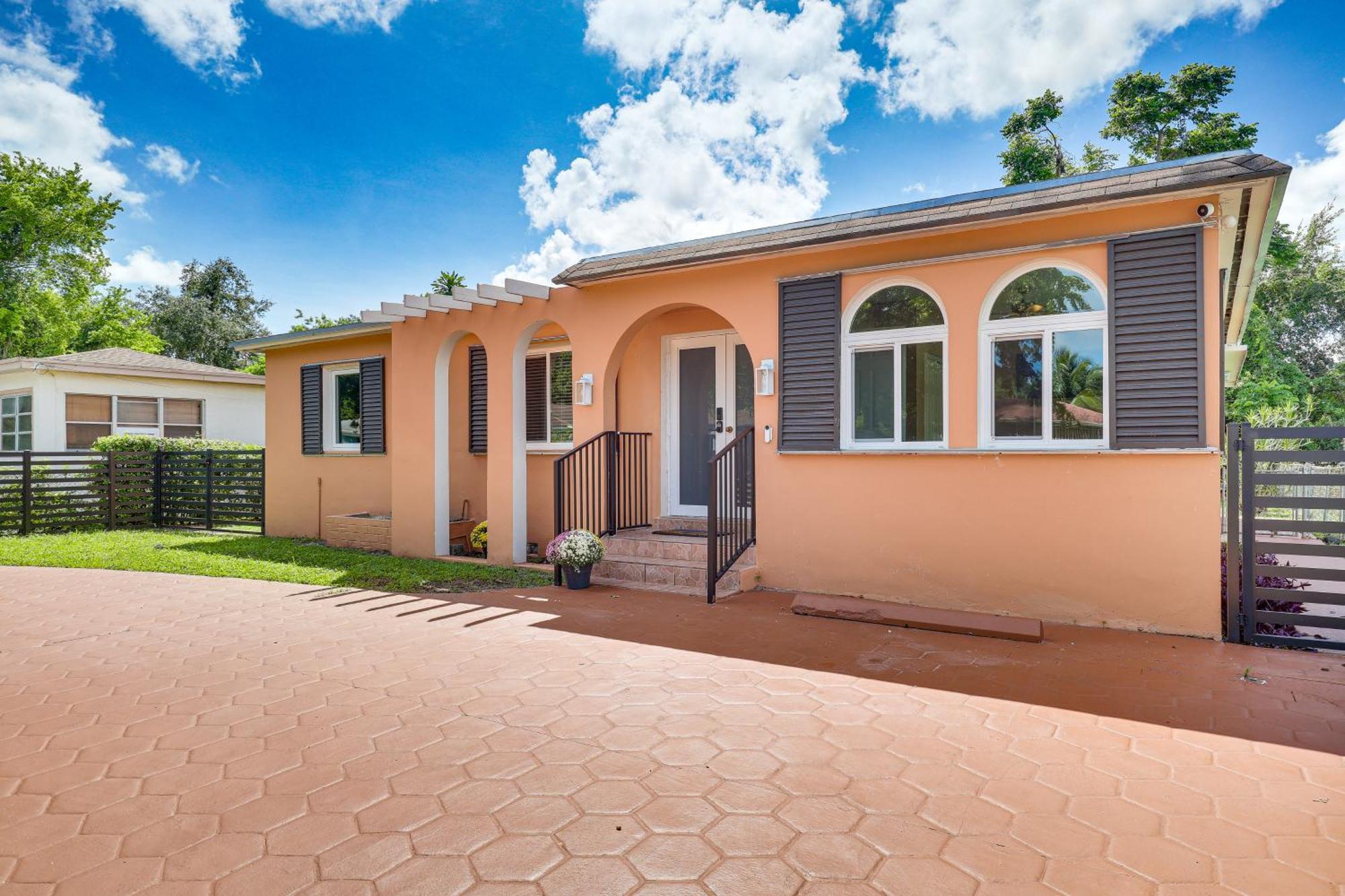11 Mi To South With Screened Porch! Holiday home Miami