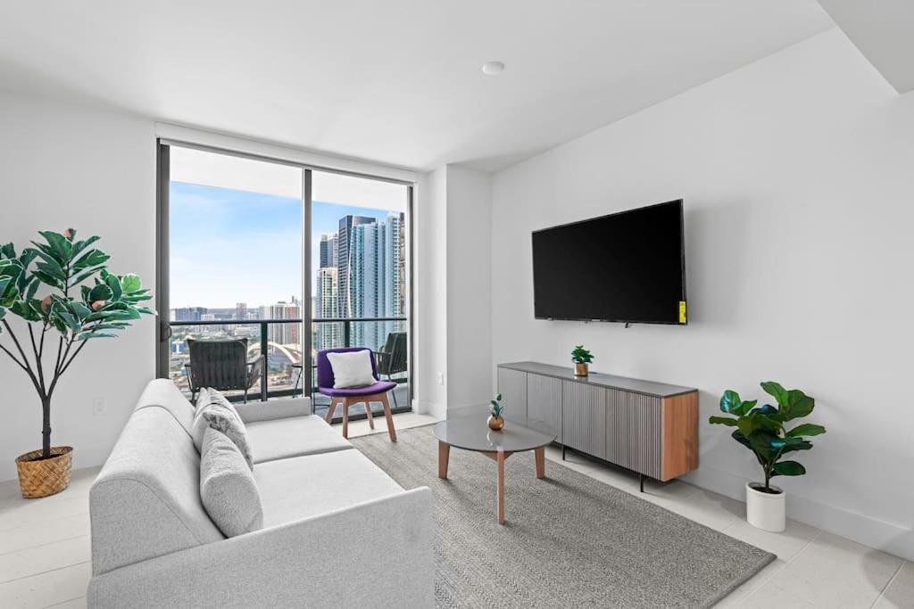 New Luxurious Floor 35th - Miami's Heart Apartment