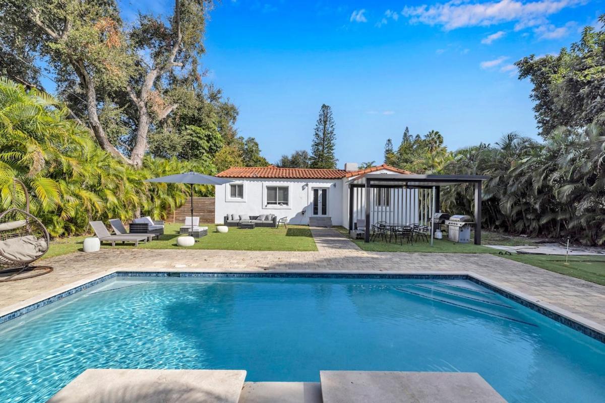 - Pool & Hot Tub Escape Villa