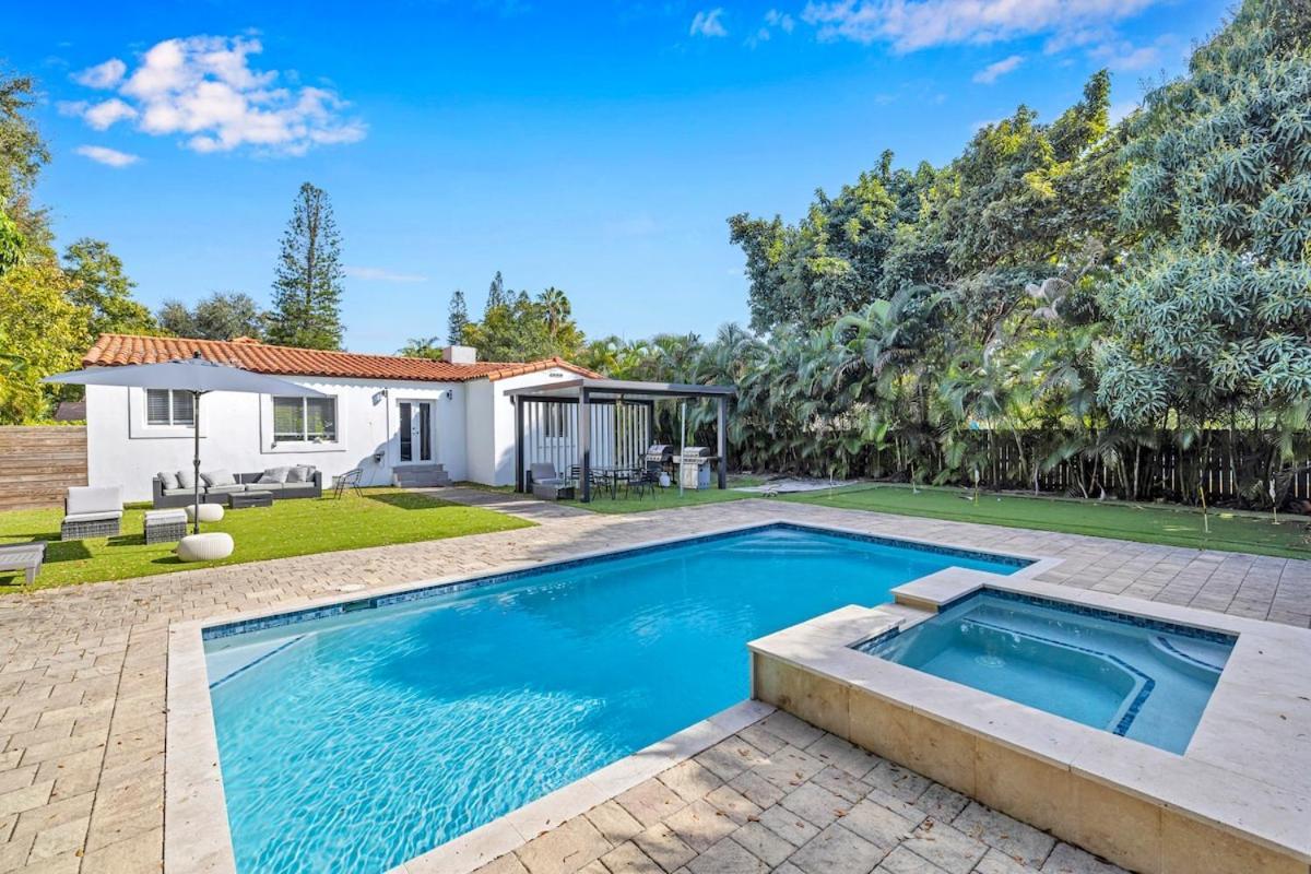 - Pool & Hot Tub Escape * Miami