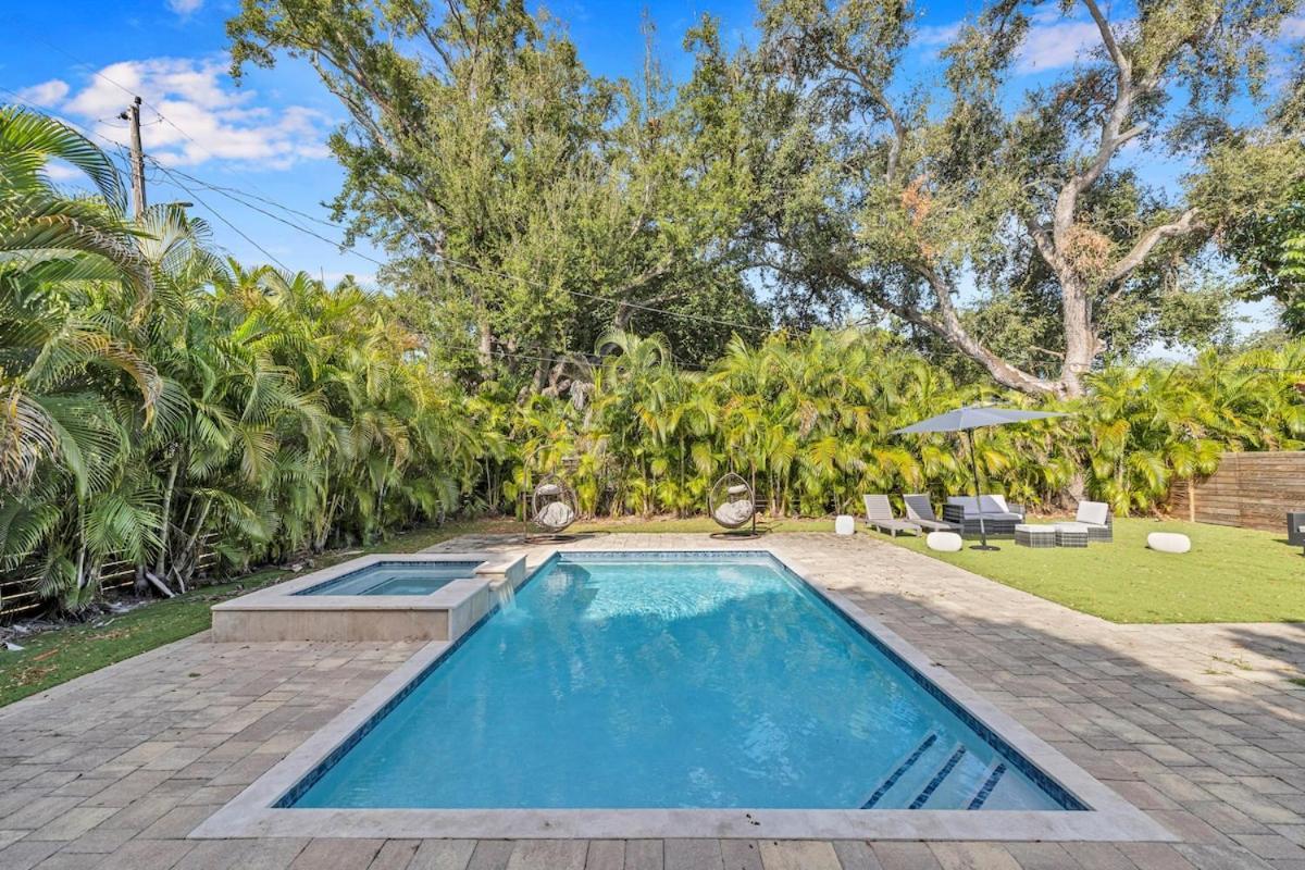 - Pool & Hot Tub Escape Villa Miami