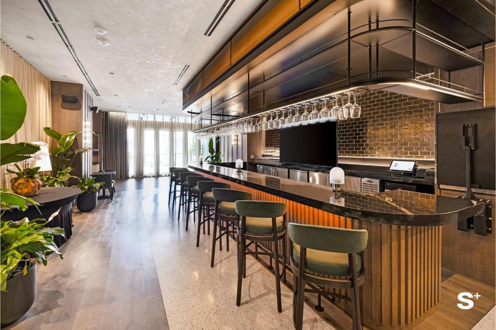 Upscale 1br In Dtw With Views