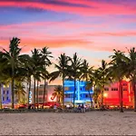 Snug Minimalist Full Bed With 50 Inch Smart Tv, Netflix, Airplay, Mini-Fridge, And 500 Mbps Wifi Near Fiu, Dolphin Mall, Airport