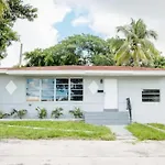 Modern 5 Bedroom Miami Home 15 Min To The Beach
