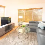 Modern 5 Bedroom Miami Home 15 Min To The Beach