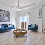 Near Airport 2 Story 2 Bedroom Apartment W/ Balcony
