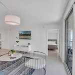 Luxurious Private Unit With Parking