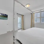 Luxurious Private Unit With Parking