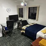 Snug Minimalist Full Bed With 50 Inch Smart Tv, Netflix, Airplay, Mini-Fridge, And 500 Mbps Wifi Near Fiu, Dolphin Mall, Airport