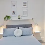 Avi Lux Stay