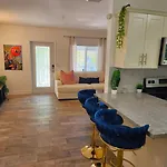 4 Bd Separate Guest House In Design District