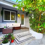 4 Bd Separate Guest House In Design District