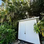 Quiet & Centrally Located House - Private Parking, Laundry And Storage For Luggage