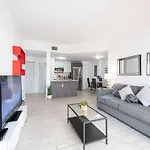 Subtle 2 Bed In Edgewater Downtown With Free Parking