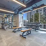 Modern Studio Downtown With Pool And Gym