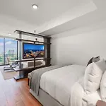Luxury Studio Steps Away From Bayfront Park