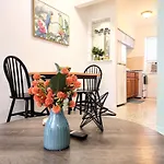 Chic 1 Bed Retreat Close To Miamis Hotspots