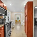 Renovated Grove Bungalow -Near Coconut Grove