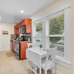 Renovated Grove Bungalow -Near Coconut Grove