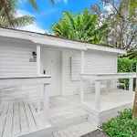 Renovated Grove Bungalow -Near Coconut Grove