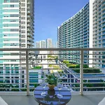 Modern Midtown Stay Pool Access & Free Parking